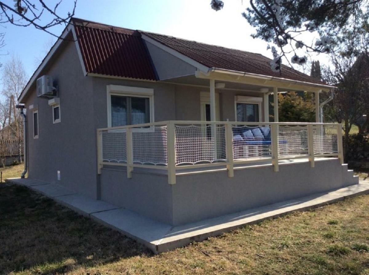 Villa Szegfu Apartmanhaz Balatonfůzfő Exterior foto